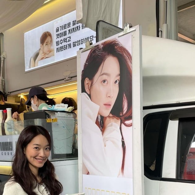 '김우빈♥' 신민아, "엄카 찬스"로 먹은 츄러스…보조개 미소 [TEN★]