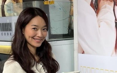 '김우빈♥' 신민아, "엄카 찬스"로 먹은 츄러스…보조개 미소 [TEN★]