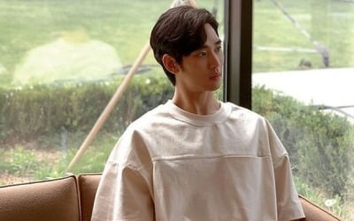 김수현, 무더위 제대로 날리네…보기만 해도 시원한 이목구비 [TEN★]