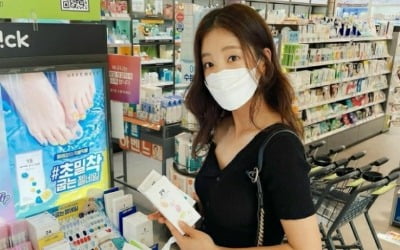 기은세, 수백 만원 샤넬 가방 대충 메고 드럭 스토어 쇼핑  [TEN★]