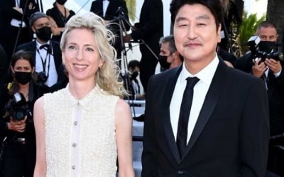 송강호, 제시카 하우스너와 '칸' 레드카펫 등장…승자의 '여유'