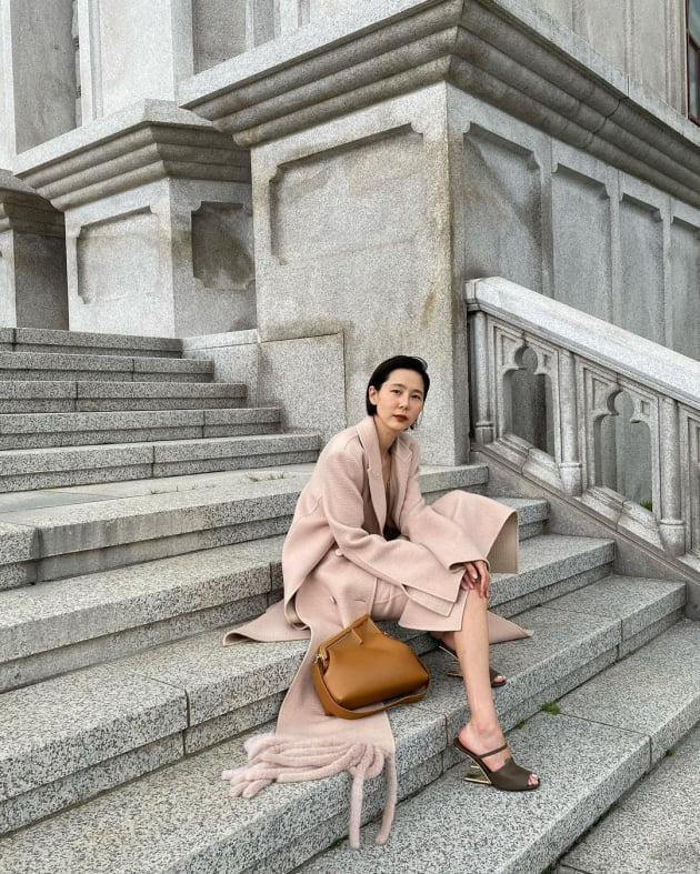 김나영, 한여름에 F사 명품 롱코트…땅에 끌려도 '무심한 애티튜드' [TEN★]
