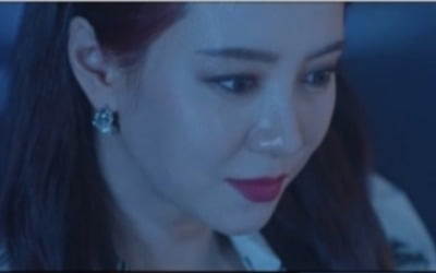 송지효, 묘한 매력 폭발…섬뜩한 마녀 변신 ('마녀식당')