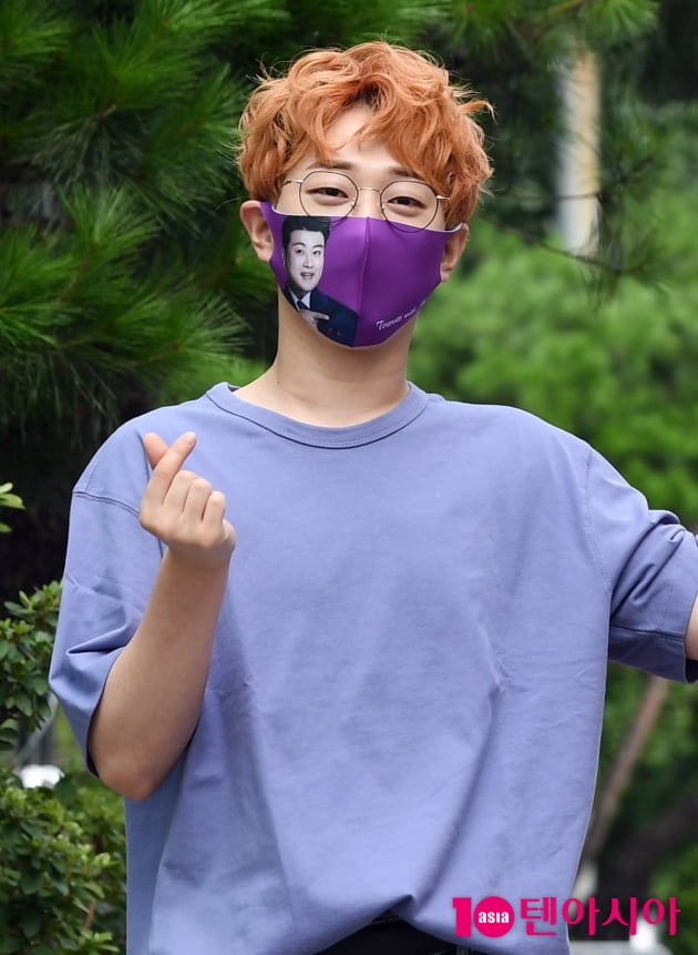 [TEN 포토] 아웃렛 안성훈 '김호중 마스크 쓰고 귀엽게'