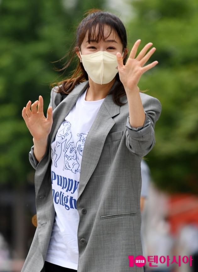 [TEN 포토] 엄지원 '라디오 컬투쇼 들어가요~'