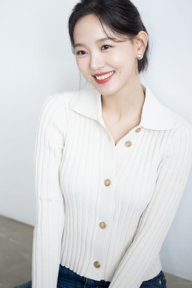 강한나는 '간 떨어지는 동거'의 분위기 메이커로 배우 이혜리를 꼽으며 "초긍정 에너지와 파워로 춥고 힘들었던 현장을 밝고 따뜻하게 만들었다"고 칭찬했다. /사진제공=키이스트