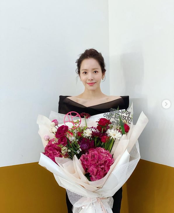 한지민, 꽃을 기죽이는 미모[TEN★]