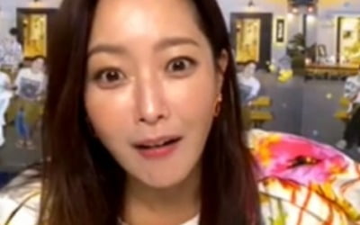 김희선, 카이와 깜짝 영상 연결 "너무 많이 먹어서 운동 중"