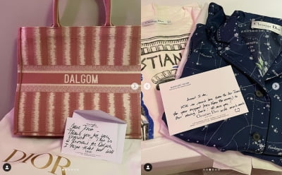 블랙핑크 지수, 선물로 받은 400만원짜리 D사 백과 파자마 '브이' [TEN★]