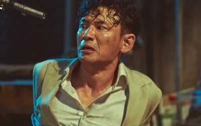 '인질' 황정민, 총기 위협에 공포에 질린 눈빛