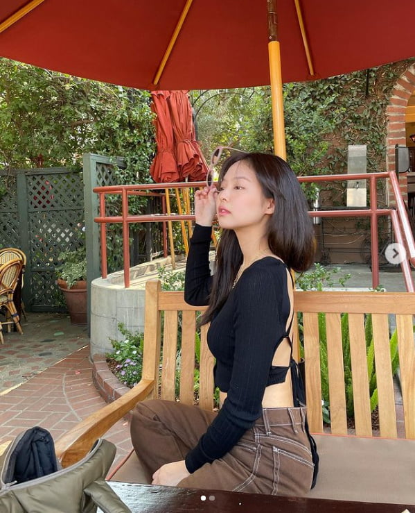 블랙핑크 제니, 청순미녀의 반전 등 노출...은근히 섹시[TEN★]