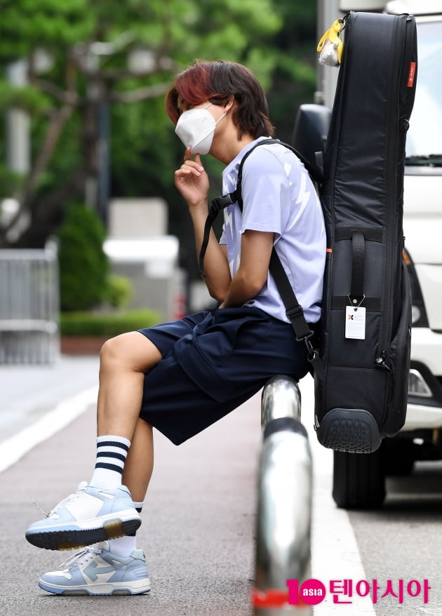 [TEN 포토] 이무진 '기타 하나메고 화보 촬영중'