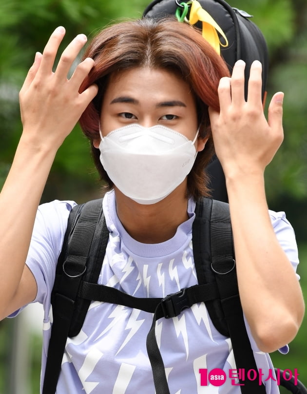 [TEN 포토] 이무진 '새끼손가락으로 5:5 헤어 정리중'