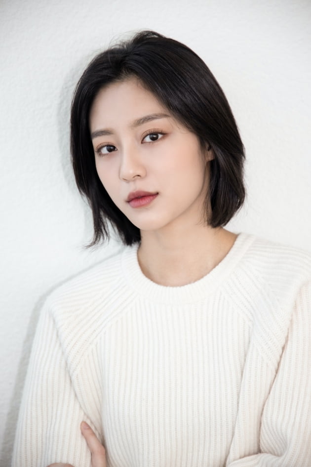 '멀리서 보면 푸른 봄' 강민아/ 사진=H&엔터테인먼트 제공