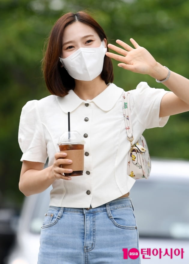 [TEN 포토] 오마이걸 효정 '손 흔드는 인형'