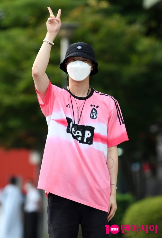 [TEN 포토] 우즈 '설렘주의 브이'