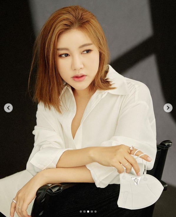 '44kg' 송가인, 날렵한 V라인...트롯여신에서 화보장인으로[TEN★]