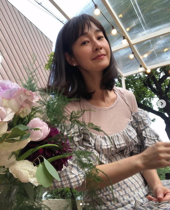 '47세' 명세빈, 20대는 못따라할 독보적 우아함...꽃 기죽이는 미모[TEN★]