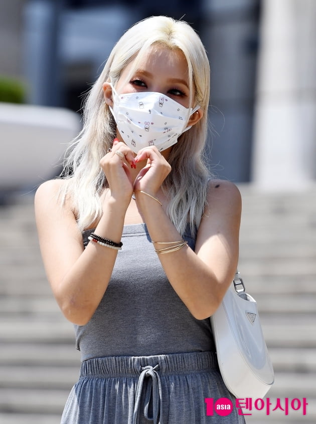 [TEN 포토] (여자)아이들 소연 '상큼 하트 뿌려요'