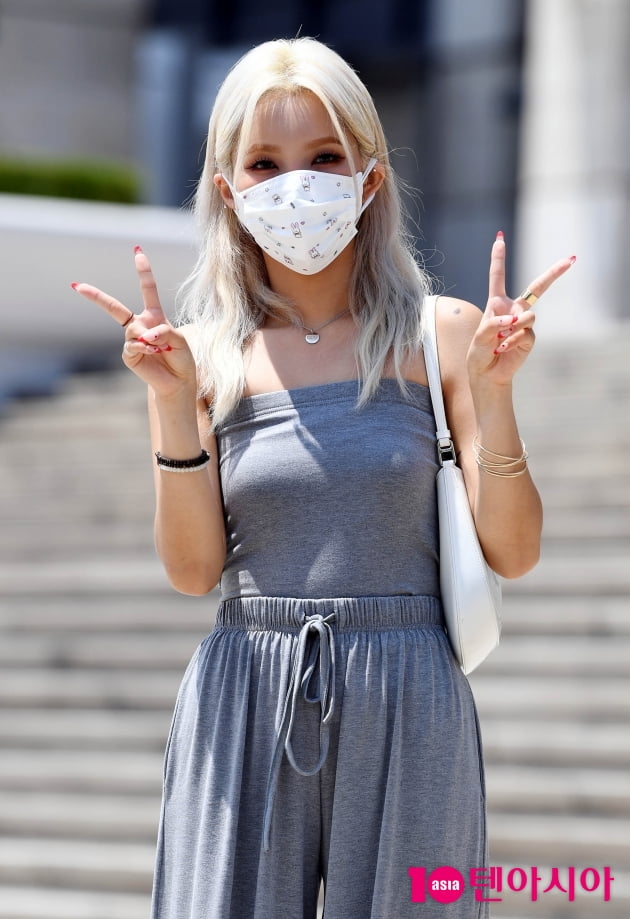 [TEN 포토] (여자)아이들 소연 '깨발랄 포즈에 귀염뽀작'