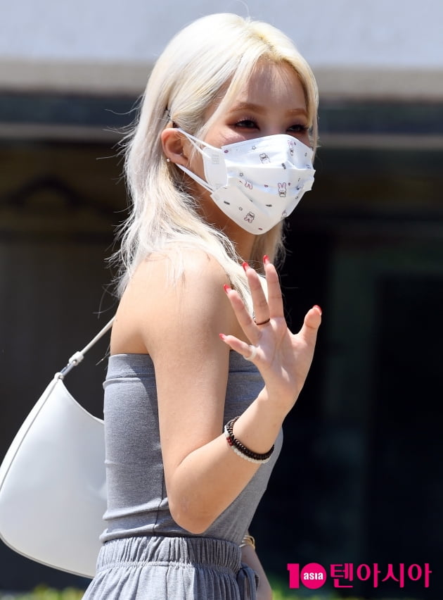 [TEN 포토] (여자)아이들 소연 '러블리 한겹 벗고 시크도도...'