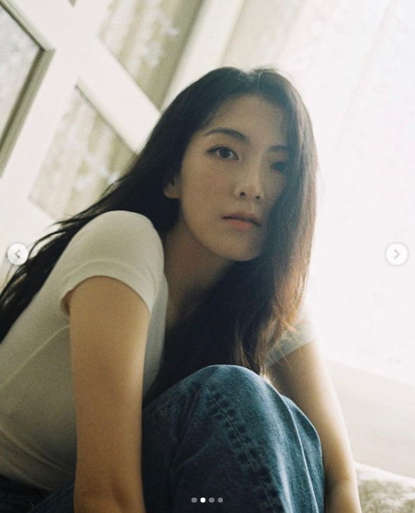 강지영, 흰티에 청바지 입었을 뿐인데...변치 않는 미모[TEN★]