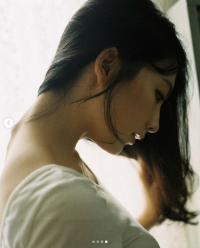 강지영, 흰티에 청바지 입었을 뿐인데...변치 않는 미모[TEN★]