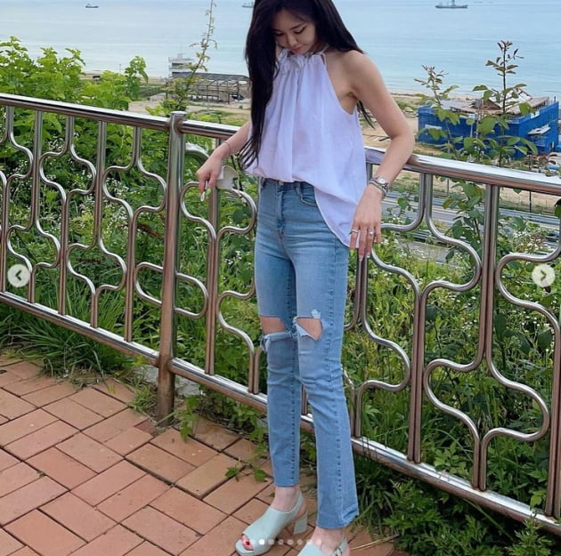 강예빈, 청순한 흰 브라우스로도 가려지지 않는 섹시미[TEN★]