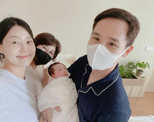 '검사♥' 한지혜 "딸 이름은 정윤슬, 출생신고는 아직"…쏟아지는 선물 [TEN★]
