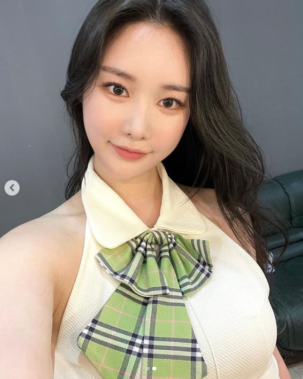 브레이브걸스 민영, 민소매 브라우스에 드러난 가냘픈 어깨라인...청순과 섹시사이[TEN★]