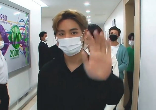 '얼굴천재' 방탄소년단 뷔, 마스크를 써도 빛나는 남자 아이돌 1위