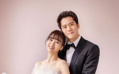 ♥류수영 눈 감아…박하선, 하석진과 다정한 웨딩화보 공개 [TEN★]