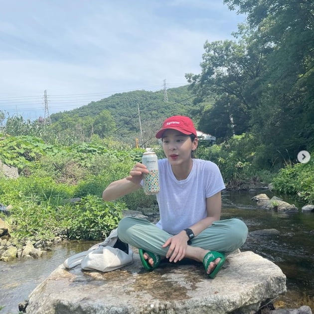 설인아, 흰티 하나만 입어도 빛나...폭염에는 얼음맥주가 진리[TEN★]