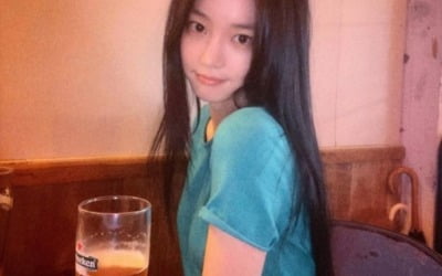이유비, 맥주집 문 닫기 전 갈증 해소…어두운 조명 아래 환한 얼굴 [TEN★]