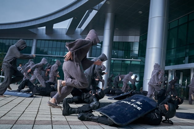  [TEN 리뷰] 온 몸에 전율, 명장면 2번…연상호가 빛은 유니크한 좀비 '방법: 재차의' 