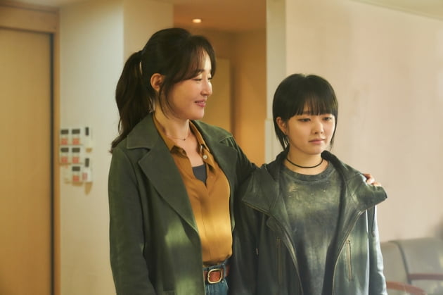  [TEN 리뷰] 온 몸에 전율, 명장면 2번…연상호가 빛은 유니크한 좀비 '방법: 재차의' 