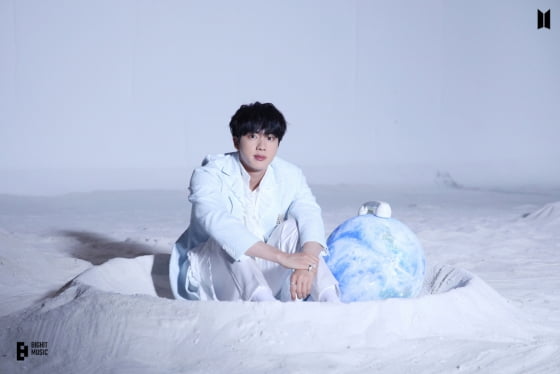 방탄소년단 진 솔로곡 MOON, 유행타지 않는 녹진한 인기...美 매체 "스포티파이 코리아에서 두번째 높은 인기"