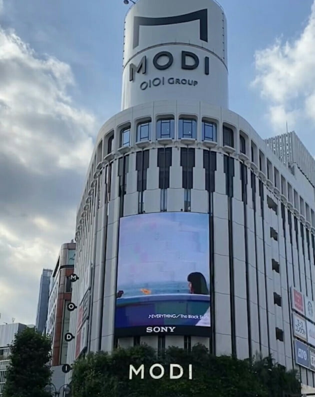 일본 시부야에 전광판에 등장한 검정치마 /사진 = 비사이드