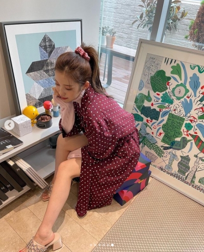 오마이걸 아린, 살짝 드러낸 각선미...한줌 나노 발목[TEN★]