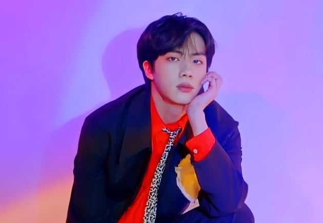 방탄소년단 진, 버터 클립영상에서 보여준 다채로운 비주얼...페이스북 공식 계정도 '♥빠져'
