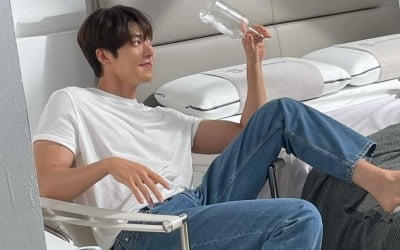 '신민아♥' 김우빈, 킹사이즈 침대로도 부족할 듯…이기적인 비율 [TEN★]