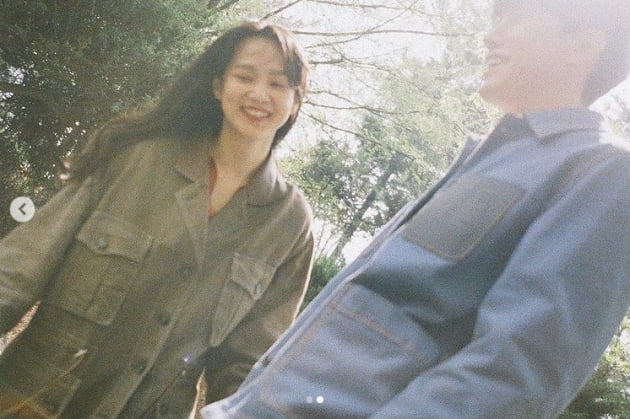 '결혼 뒤 6년 무색' 윤승아♥︎김무열, 여전히 풋풋한 커플같은 부부[TEN★]