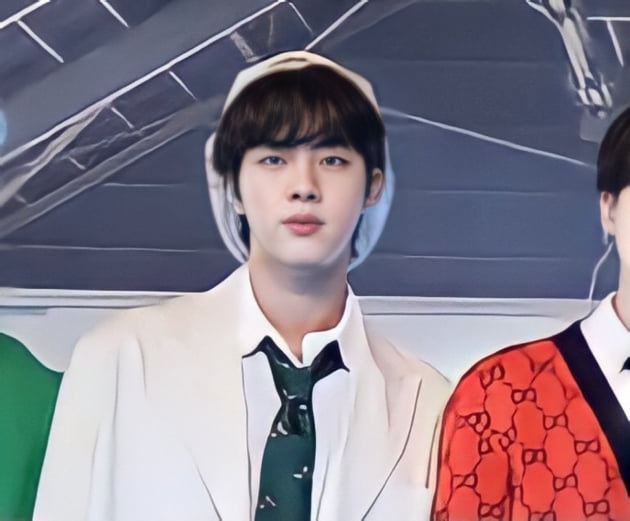 방탄소년단 진, 매력적이고 섹시한 아이콘으로 BBC Radio 출연 예고