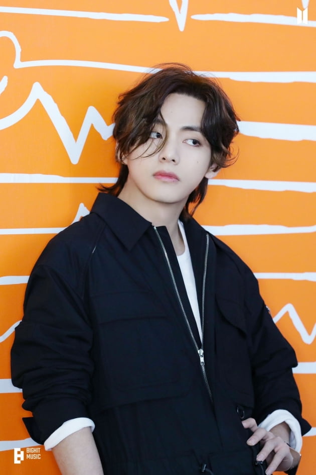 방탄소년단 뷔, 탁구 국가대표 신유빈 응원…훈훈한 '엄지 척'
