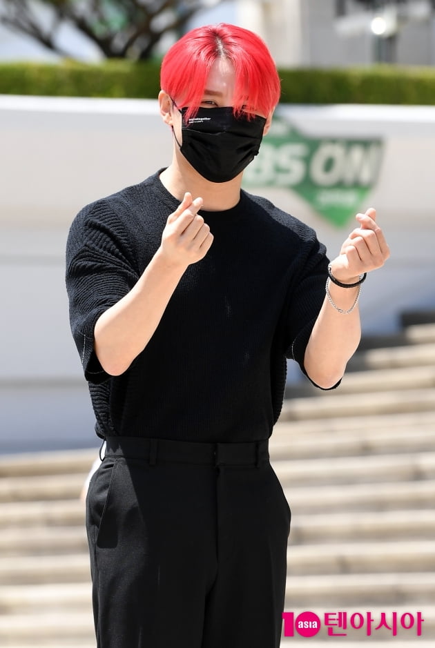 [TEN 포토] 김준수 '태양아래 반사되는 멋짐뿜뿜'