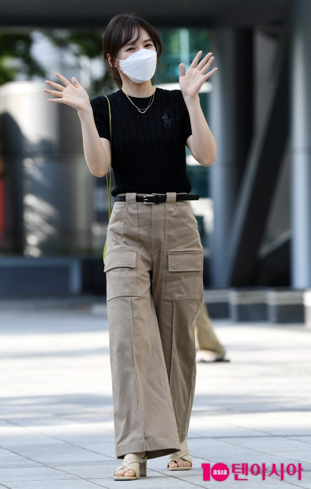 [TEN 포토] 레드벨벳 웬디 '반가운 양손인사'