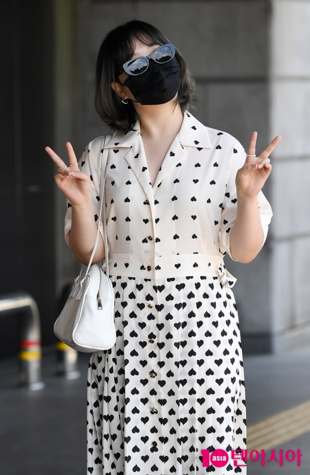 [TEN 포토] 악동뮤지션 이수현 '열일하는 하늘 바라보기'