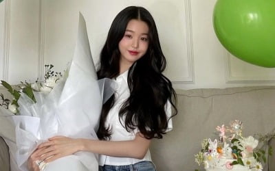 장원영, "새로운 패밀리" 생겼네…비현실적 'AI 미인' [TEN★]