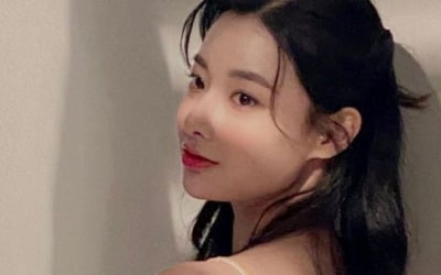 前 에이프릴 이현주, 점점 빠져드는 예쁨…바비인형 같은 옆태 [TEN★]