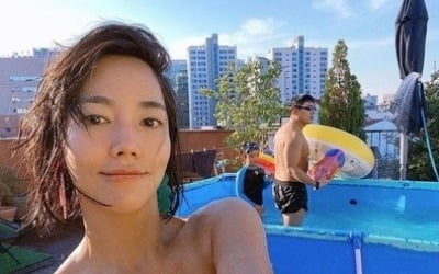 이범수♥이윤진, 집 옥상이 수영장이네…온 가족 물놀이 한창 [TEN★]